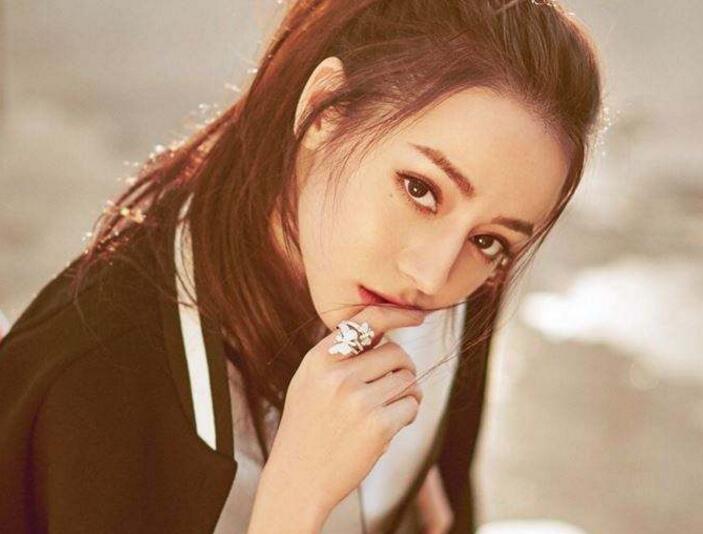 迪麗熱巴撕衣服是怎么回事？迪麗熱巴為什么撕衣服？