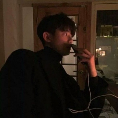 男生傷感微信頭像2020精選 我還是一個人從午夜到清晨
