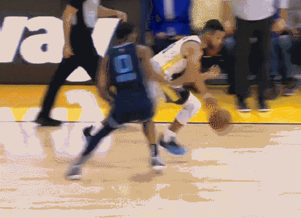 NBA新賽季2021：庫(kù)里神奇單腳三分 庫(kù)里半場(chǎng)22分